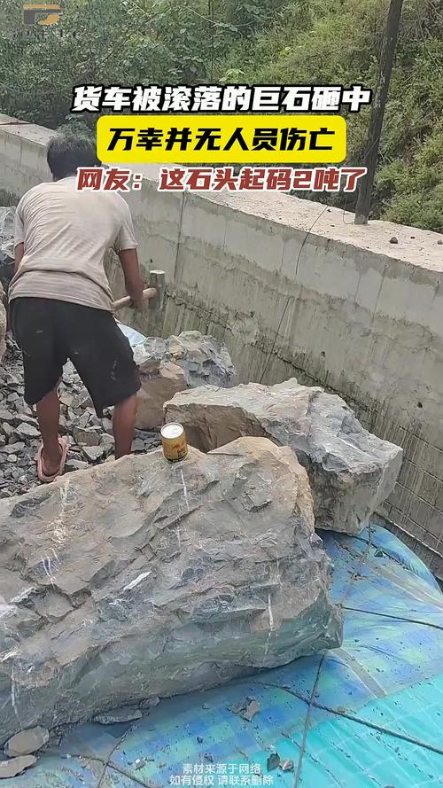 白小姐精选三肖四码澳门和300斤巨石砸中汽车与300斤巨石砸中汽车司机逃生