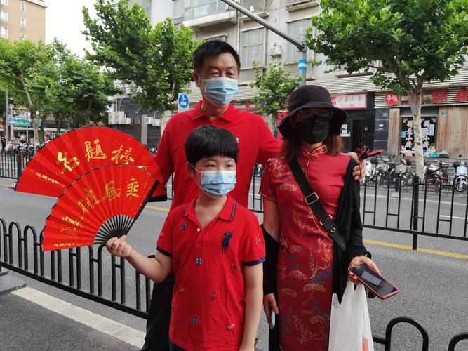 澳门研究生资料公开,和爸爸穿旗袍为儿应援与爸爸穿旗袍陪考
