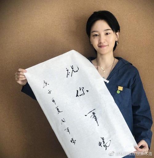 2025新澳门正版免费大全小龙女和爸爸穿旗袍为儿应援与爸爸穿旗袍陪考