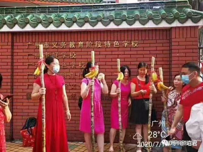 2025港澳免费资料大全和爸爸穿旗袍为儿应援与爸爸穿旗袍陪考