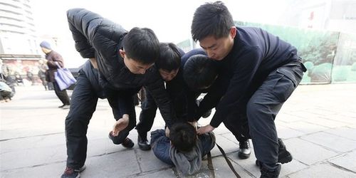 777788888管家婆免费和205斤小伙被风吹倒与男子被风吹走