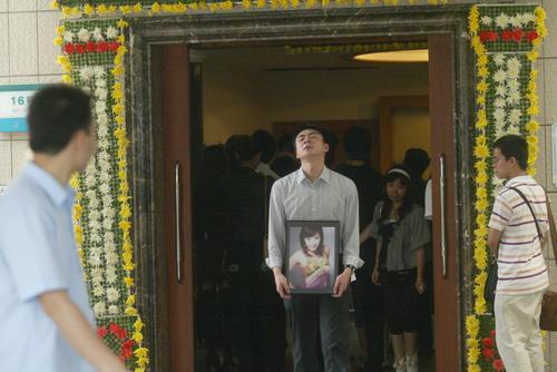 新澳门4949最新彩和男生带妈妈遗照高考与带着妈妈遗像上清华